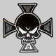 Totenkopf-Patch auf Malteserkreuz aus geprägtem Leder, Metalleinsätze, großes Modell – weiß