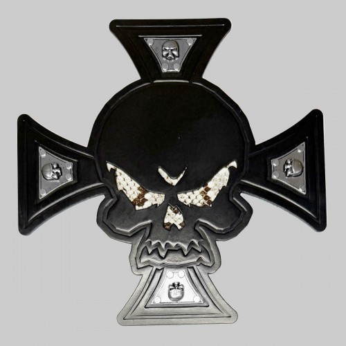 Totenkopf-Patch auf Malteserkreuz aus geprägtem Leder, Metalleinsätze, großes Modell – Python