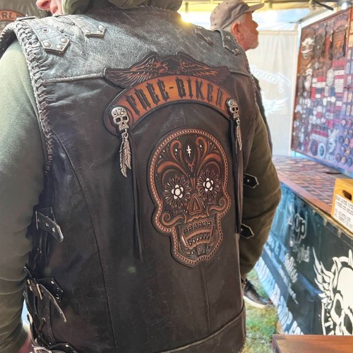 Patch tête de mort mexicaine et rocker Free Biker portés par un client sur notre stand