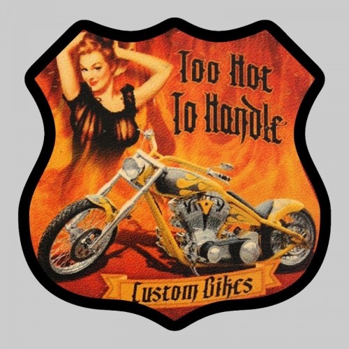 Petit patch cuir écusson pin-up « Too Hot to Handle »