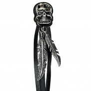 Tribal-Skull – Nahaufnahme von Zinnmotiv und Federn