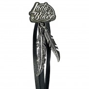Lady Biker – Nahaufnahme von Zinnmotiv und Federn
