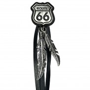 Route 66 – Nahaufnahme von Zinnmotiv und Federn