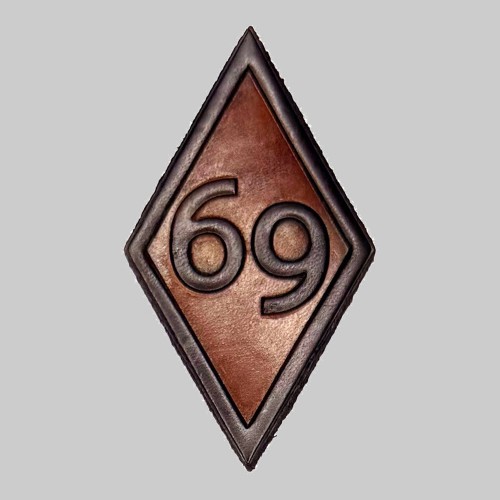 69-Raute Patch, geprägtes Leder – braun