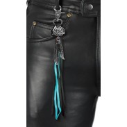 Porte-clés à franges Lady Biker – porté sur un pantalon en cuir
