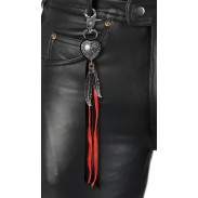 Porte-clés à franges Cœur et rose – porté sur un pantalon en cuir