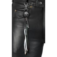 Porte-clés à franges Aigle – porté sur un pantalon en cuir