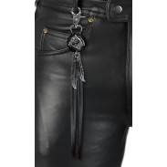 Porte-clés à franges Cheval – porté sur un pantalon en cuir