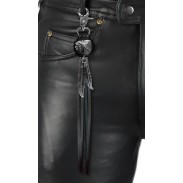 Porte-clés à franges Chef indien – porté sur un pantalon en cuir