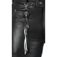 Porte-clés à franges Loup – porté sur un pantalon en cuir