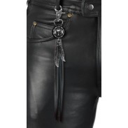 Porte-clés à franges Tête de mort chaîne – porté sur un pantalon en cuir