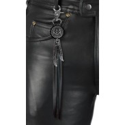 Porte-clés à franges Tête de mort pirate – porté sur un pantalon en cuir