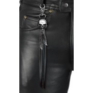Porte-clés à franges Tête de mort – porté sur un pantalon en cuir