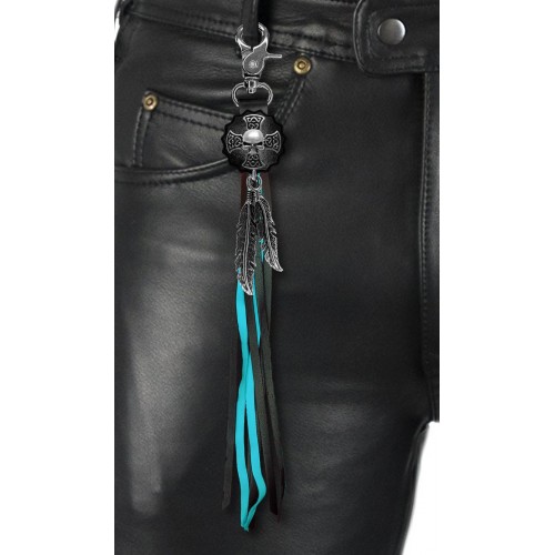 Fransen-Schlüsselanhänger Totenkopf-Kreuz – an einer Lederhose getragen