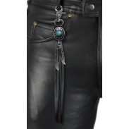 Porte-clés à franges Concho ovale turquoise – porté sur un pantalon en cuir