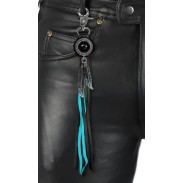 Porte-clés à franges Concho onyx – porté sur un pantalon en cuir