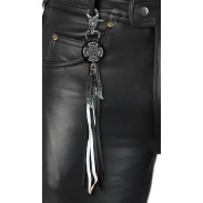 Porte-clés à franges Croix as de pique – porté sur un pantalon en cuir