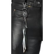 Porte-clés à franges Tête de loup – porté sur un pantalon en cuir