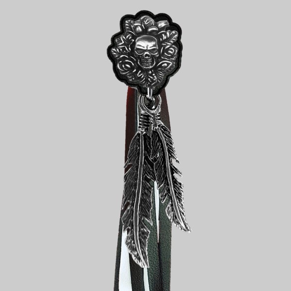 Tête de mort et roses – rivet à franges – rondelle noire, franges noires et blanches