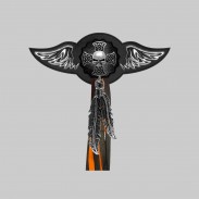 Croix tête de mort – aile à riveter cuir et motif étain - avec plumes, rondelle noire, franges noires et orange