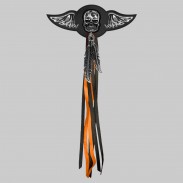 Tête de mort tribale – aile à riveter cuir et motif étain - avec plumes, rondelle noire, franges noires et orange