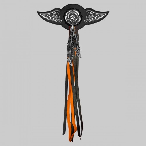 Rose – Leder-Nietflügel mit Zinnmotiv - mit Federn, schwarze Unterlegscheibe, schwarz-orange Fransen