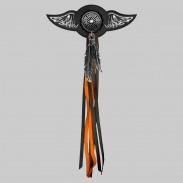 Croix celtique – aile à riveter cuir et motif étain - avec plumes, rondelle noire, franges noires et orange
