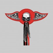 Tête de mort – aile à riveter cuir et motif étain - avec plumes, rondelle rouge, franges noires et rouges