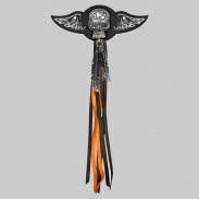 Tête de mort 13 – aile à riveter cuir et motif étain - avec plumes, rondelle noire, franges noires et orange