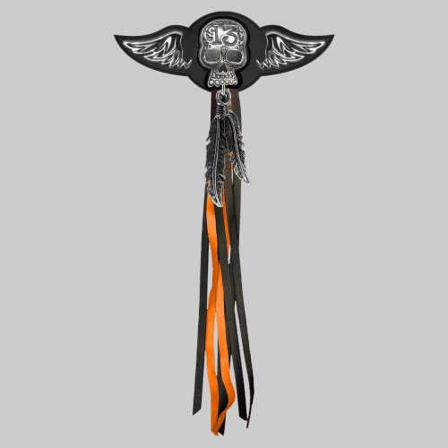 Totenkopf 13 – Leder-Nietflügel mit Zinnmotiv - mit Federn, schwarze Unterlegscheibe, schwarz-orange Fransen