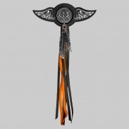 Tête de mort pirate – aile à riveter cuir et motif étain - avec plumes, rondelle noire, franges noires et orange