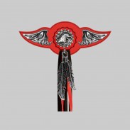 Aigle chaîne – aile à riveter cuir et motif étain - avec plumes, rondelle rouge, franges noires et rouges
