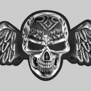 Tête de mort ajourée – grande aile à riveter cuir et étain - fond cuir noir