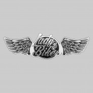 Lady Biker – grande aile à riveter cuir et étain - fond cuir blanc