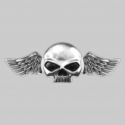 Klassischer Totenkopf – großer Nietflügel aus Leder und Zinn - weißer Lederhintergrund
