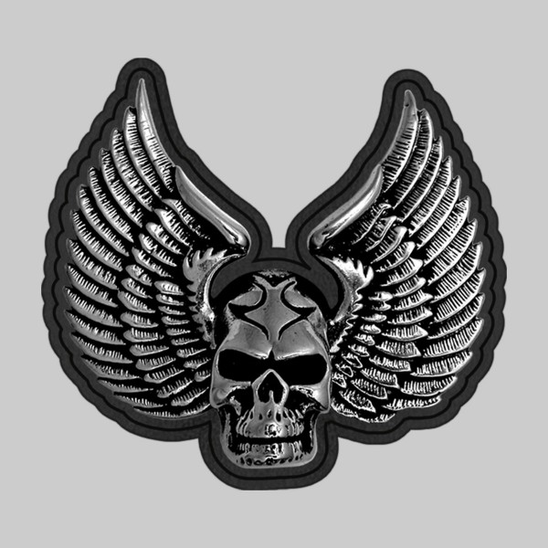 Geflügelter Totenkopf – auf schwarzer Lederscheibe